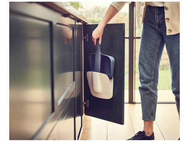 Cleanstore, blue paletta e spazzola a parete